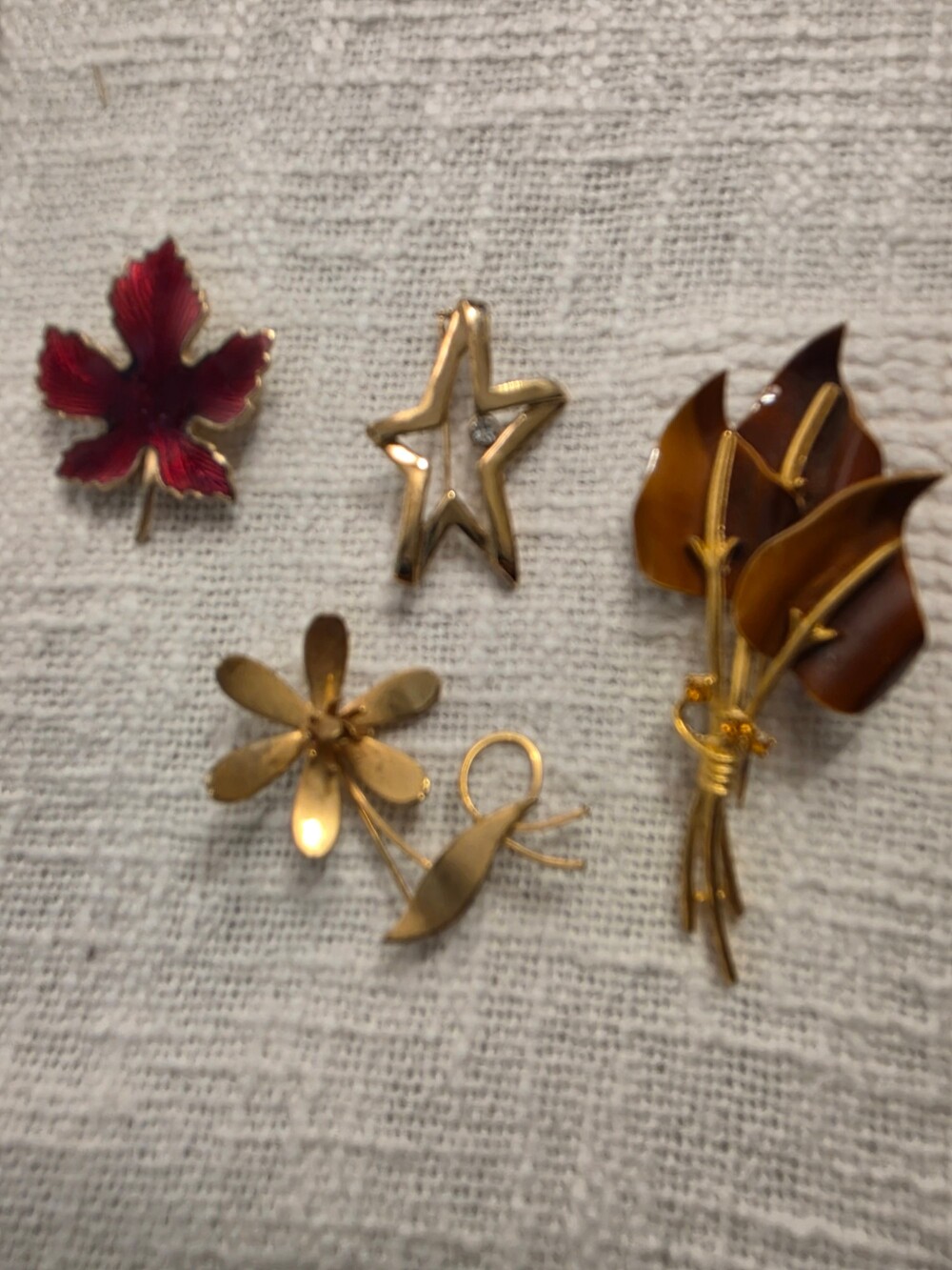 Vintage Set of 4 Gold Tone Brooches Leaf Star Floral Designs